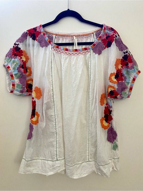 Anthropologie Tops - ANTHROPOLOGIE Embroidered Short Sleeve White Peasant Top Pink, Red Floral Sz S
